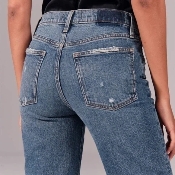 🔥 Ripped Mid Rise Boyfriend Jeans 🔥​
